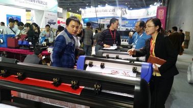 China Werbungs-Schneider-Plotter-Maschine lärmarm mit Korn-Zufuhr-Rolle fournisseur